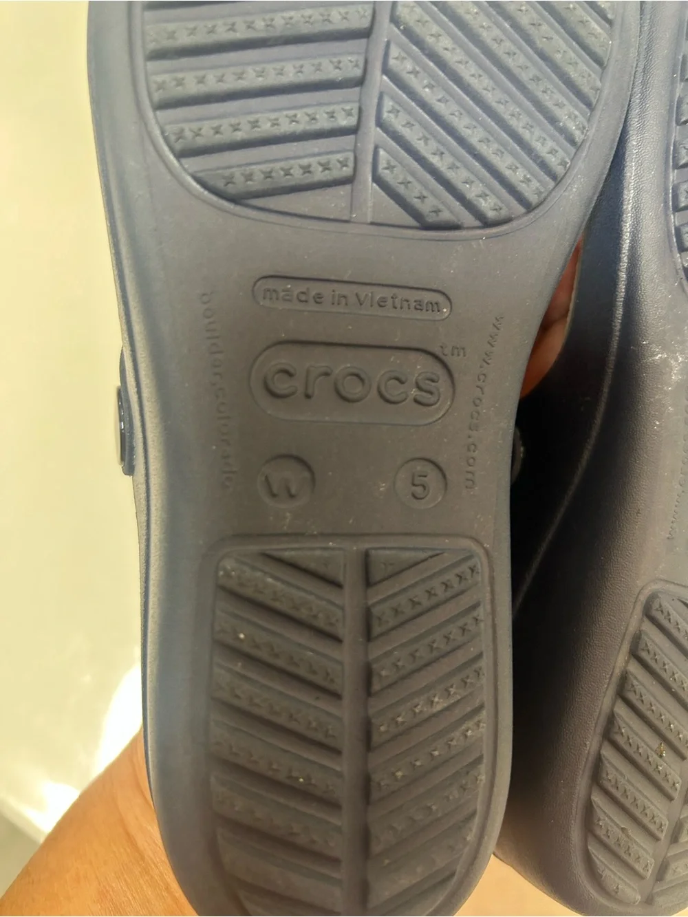 CROCS SANRAH Hammered medallion wedge sandals. NEW? Navy size 5